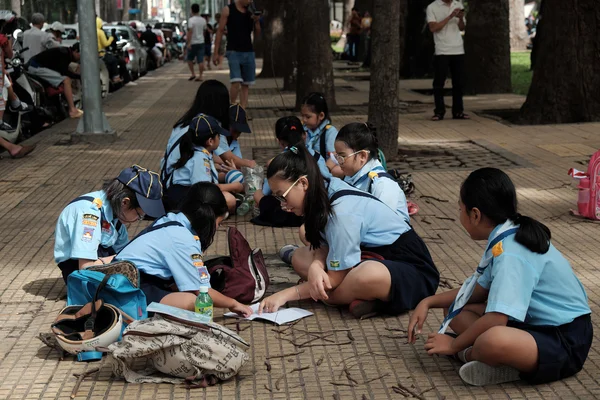 アジアの子どもたちの生活スキル コースに参加します。 — ストック写真