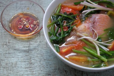 Vietnamca gıda, balık çorbası, kırmızı tiapia
