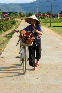 Vietnam eski kadın binmek bisiklet