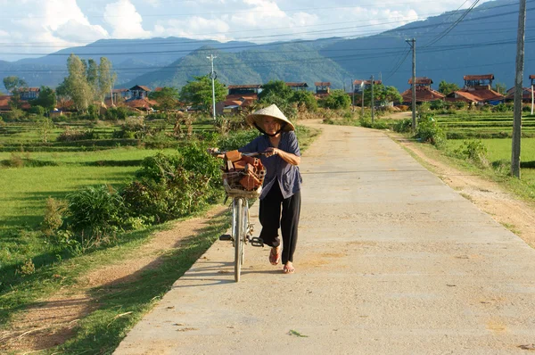 Vietnamesische alte Frau fährt Fahrrad — Stockfoto