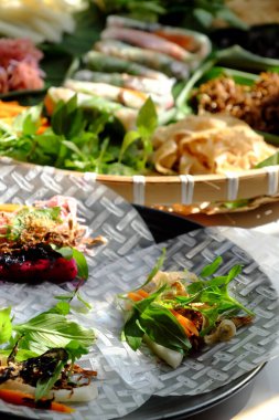 Vejetaryen yaz böreği, popüler Vietnam mutfağı, hammadde pirinç kağıdı ve rulo, sağlıklı beslenmek için vejetaryen yemeği yapmak için malzemeyi kapat.