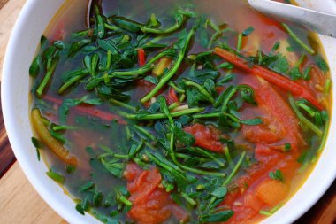 Hindiba kaseli kırmızı domates, öğle yemeği için basit, ucuz ve hızlı yemek ama lezzetli ve besleyici.