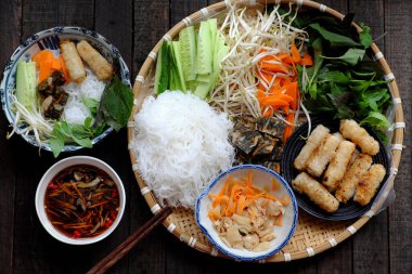 Vietnamlıların vejetaryen yemeği, pirinç eriştesi, otlu kızarmış börek ve öğle yemeği için soya sosu tabağı, ev yapımı vejetaryen yemeği.