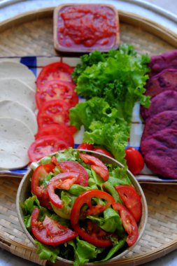 Vejetaryen hamburgerler için inanılmaz renkli hamburgerler domates soslu, salatalı, salatalı, hıyarlı, kahvaltıda bol nişasta ve lifli sağlıklı yiyecekler.