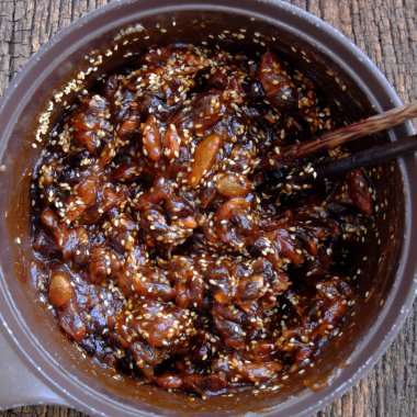 Ev yapımı yemekler için hammadde, şekerli demirhindi ezmesi ve susamlı aşçı lezzetli atıştırmalıklar için, olgun tamarindler zengin vitaminler birçok yemek için sos yapabilir.