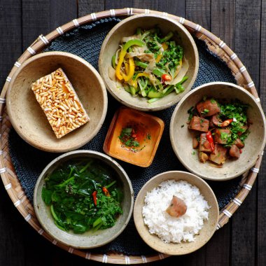 Yemeye hazır Vietnam vejetaryen yemekleri tepsisi, pilav kasesi, kızarmış dolma biber, soslu genç kaya meyvesi aşçısı, sebze ıspanağı çorbası, günlük aile yemeği için et diyeti menüsü sağlık için iyidir. 