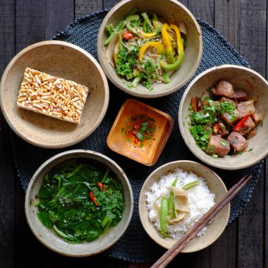 Yemeye hazır Vietnam vejetaryen yemekleri tepsisi, pilav kasesi, kızarmış dolma biber, soslu genç kaya meyvesi aşçısı, sebze ıspanağı çorbası, günlük aile yemeği için et diyeti menüsü sağlık için iyidir. 