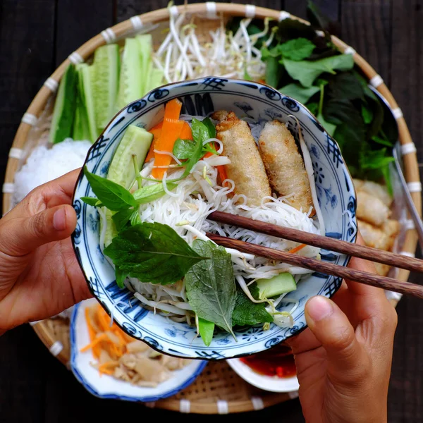 Personas Que Comen Comida Vegana Vietnamita Fideos Arroz Rollos Fritos — Foto de Stock