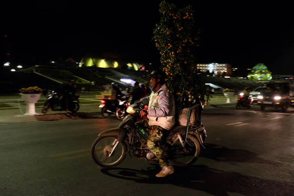 Lat Vietnam Gennaio 2020 Strade Affollate Eve Persone Trasportano Albero — Foto Stock
