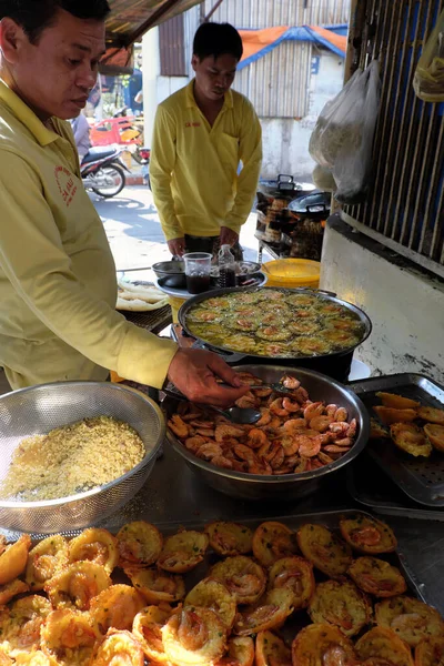ホーチミン市 ベトナム 2020年1月5日 歩道のレストランで舗装されたミニエビパンケーキを作る2人のベトナム人男性 食べる準備ができて調理油で黄色のクリスピーケーキ 人気のあるベトナムストリートフード — ストック写真