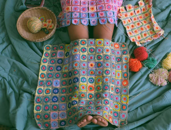 顶级女装腿 冬季保暖手工制品 用彩色毛毯连在一起 用纱线做成精美的图形造型 — 图库照片