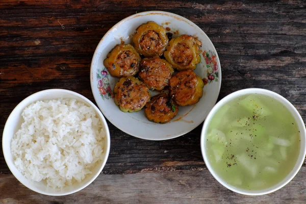 Nourriture Végétalienne Pour Repas Famille Melon Amer Farci Tofu Champignons — Photo