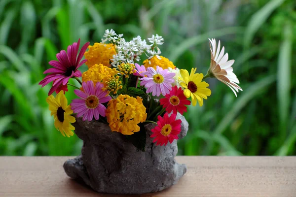 Schöne Bunte Blumenvase Mit Vielfalt Gänseblümchen Blühen Auf Hölzernen Fensterrahmen — Stockfoto