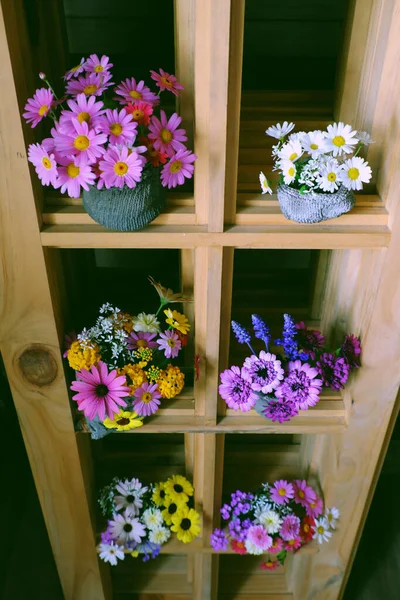 Grupo Vaso Flores Coloridas Prateleiras Madeira Para Decoração Casa Muitos — Fotografia de Stock
