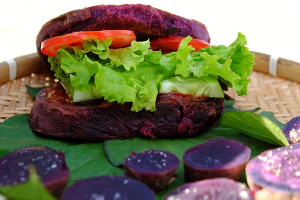 Hambúrguer Vegan Incrível Batata Doce Violeta Com Tomate Salada Comida — Fotografia de Stock