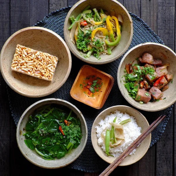 ベトナムのビーガンフードのトップビュートレイを食べる準備ができて 揚げピーマン ソースと若いジャックフルーツ料理 野菜ほうれん草スープ 健康のために良い毎日の家族の食事のための非肉ダイエットメニュー ストック画像