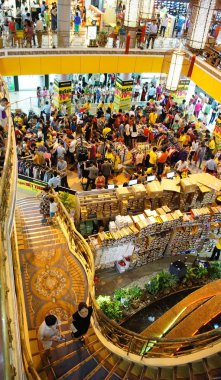 shoping Merkezi, kapalı sezon satış kalabalık
