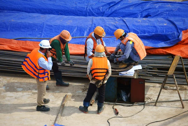 Asia trabajador de la construcción que trabaja en Vietnam sitio —  Fotos de Stock