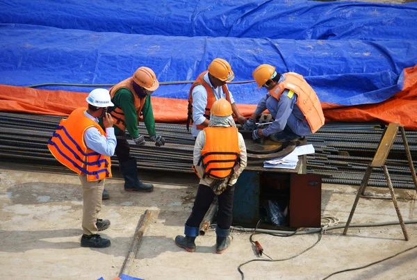 Asia construction worker working on Vietnam site — Stock Photo, Image