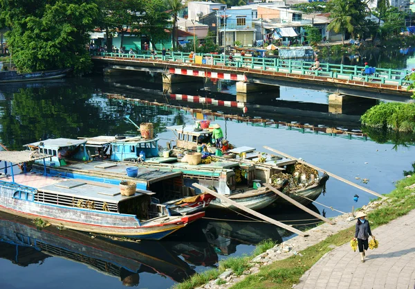 Båt på förorenat vatten i vietnam kanalen — Stockfoto