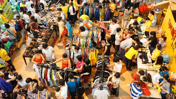 Centro commerciale affollato, vendita fuori stagione — Foto Stock