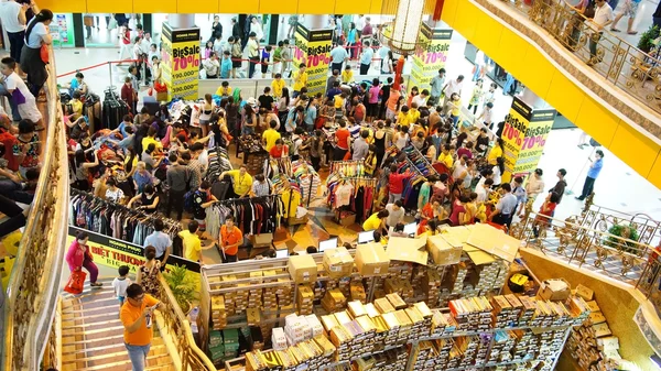 Centro comercial lleno de gente, venta fuera de temporada — Foto de Stock