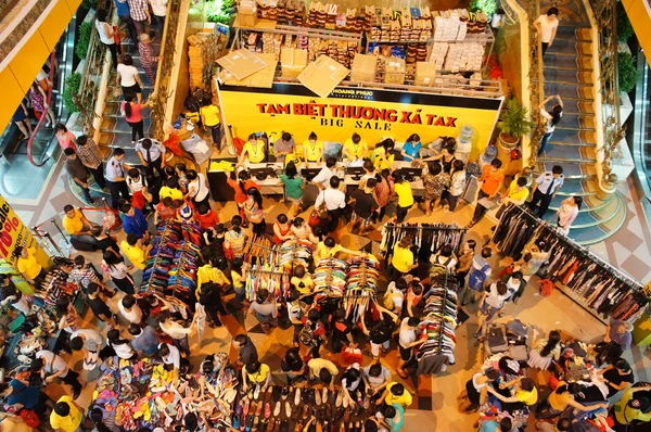 Centro commerciale affollato, vendita fuori stagione — Foto Stock