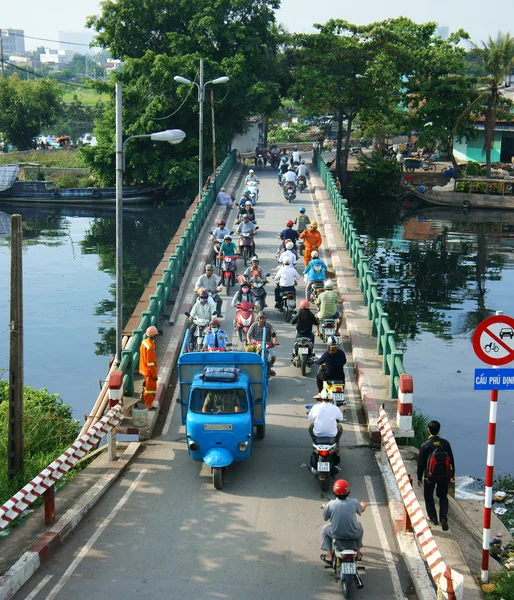 Grupo de vehículos cruzan puente de Vietnam —  Fotos de Stock