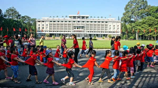 Extracurricular aktivitet, barn besöka independence palace — Stockfoto