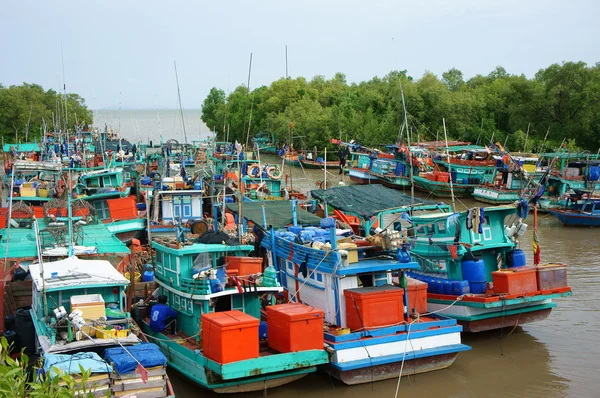 Bateau de pêche de groupe, port du Vietnam — Photo