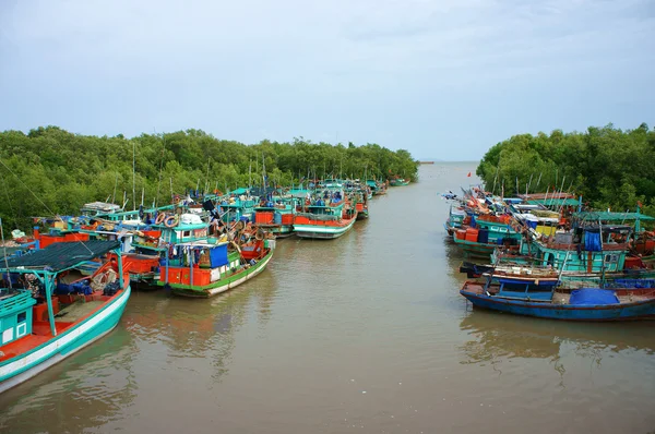 Bateau de pêche de groupe, port du Vietnam — Photo