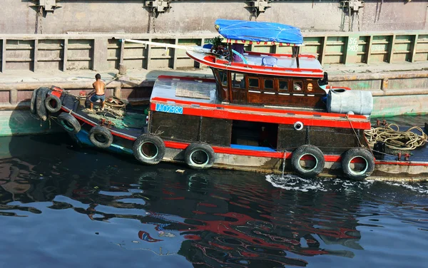 Vietnamese man anchorage boat polluted water — Stock Photo, Image