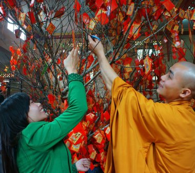 Vietnamca tet, geleneksel kültür şanslı hediye almak