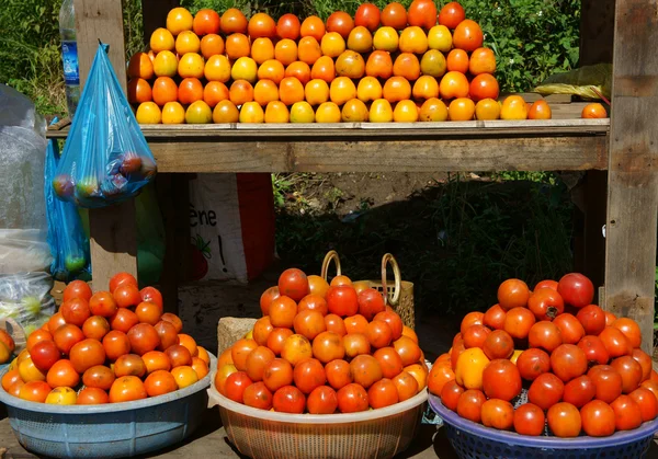 Fruta en el mercado al aire libre, caqui rojo maduro —  Fotos de Stock