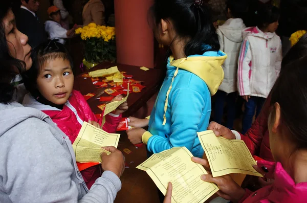 Vietnamees Kies gelukkige aanwezig op tet, traditionele cultuur — Stockfoto