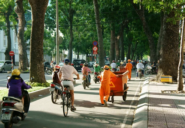 Asia city scene,sanitation worker, vehicle traffic — Stock Photo, Image