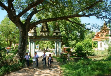 Grup Asyalı çocuklar, binicilik bisiklet, Khmer Köyü gate