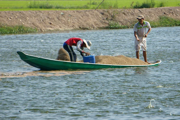 餌、アジア農民魚のいる池、漁業 — ストック写真