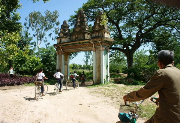 Grupo crianças asiáticas, andar de bicicleta, Khmer aldeia portão — Fotografia de Stock