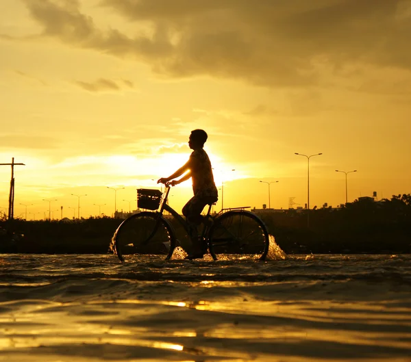 Ho Chi Minh ciudad, marea de inundación, puesta de sol —  Fotos de Stock