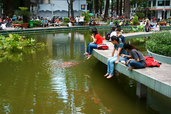 Levensstijl van Aziatische jongeren op stedelijke — Stockfoto