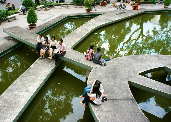 Fiatal ázsiai emberek a városi életmód — Stock Fotó