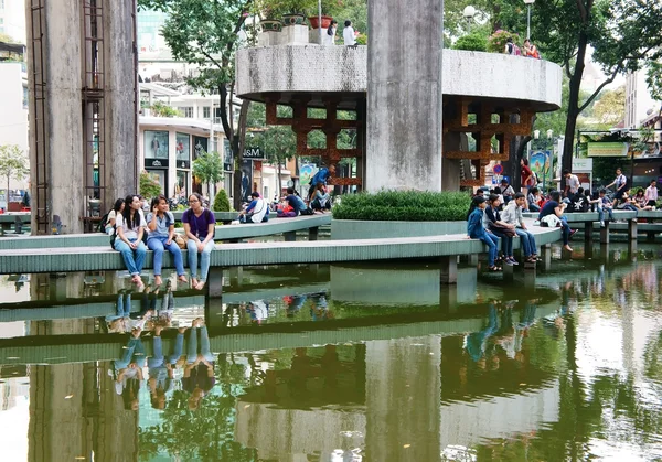 Mode de vie des jeunes asiatiques en milieu urbain — Photo