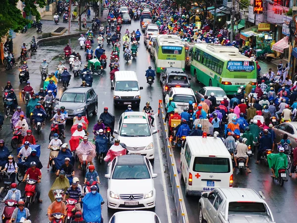 Atasco de tráfico, ciudad de Asia, hora punta, día de lluvia —  Fotos de Stock