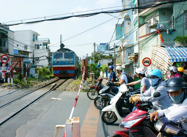 Trein, spoorweg Kruis Ho Chi minh residence gebied — Stockfoto