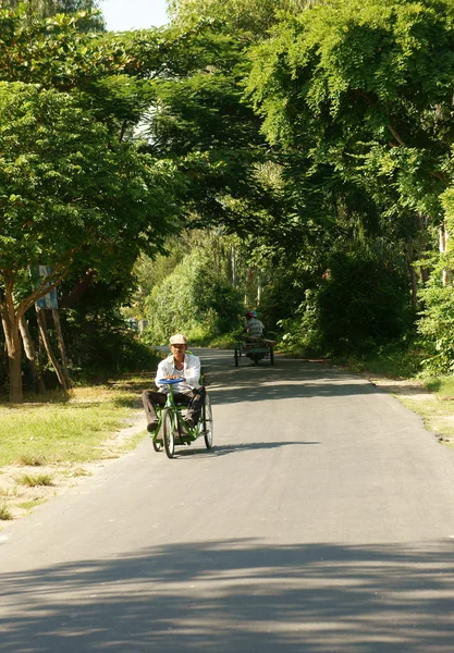 Vietnamese disability, wheelchair, country road — Stock Photo, Image