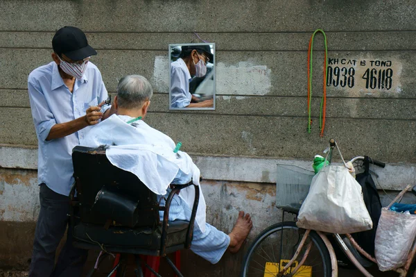 Vietnamese open air barber shop on pavement — Stock Photo, Image