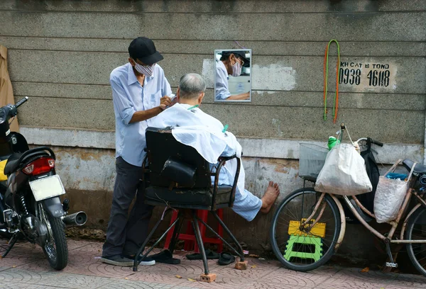 Vietnamese open air barber shop on pavement — Stock Photo, Image