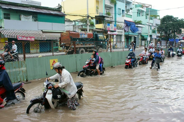 Vietnamese people, flooded water street — Stock Photo, Image