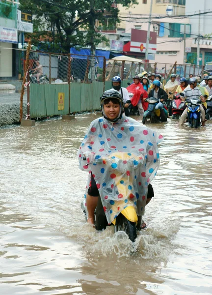 Pueblo vietnamita, calle inundada de agua —  Fotos de Stock